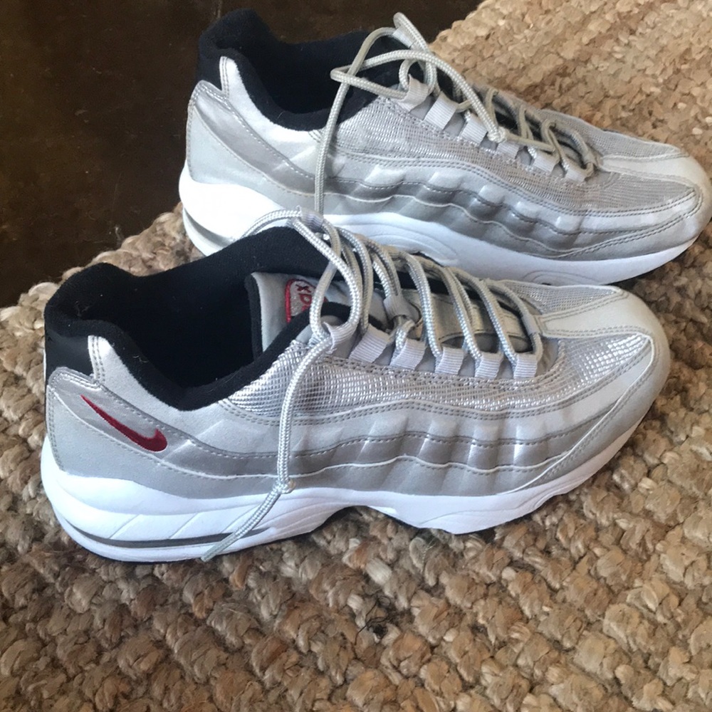 Silver Airmax 95. NIKE